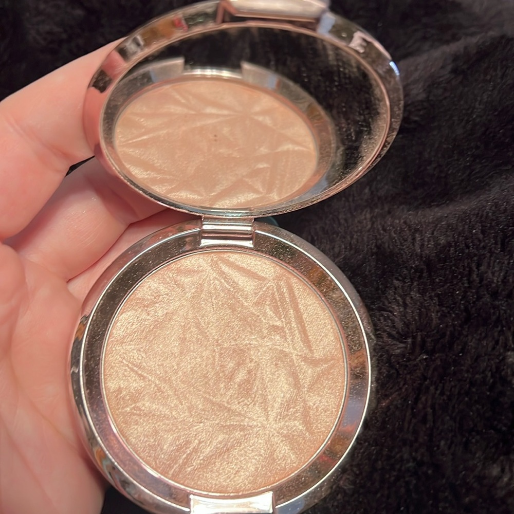 BECCA cosmetics highlighter